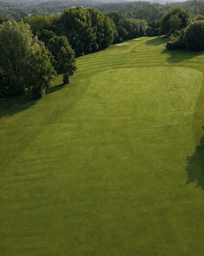 Ein Golfplatz im Wald
