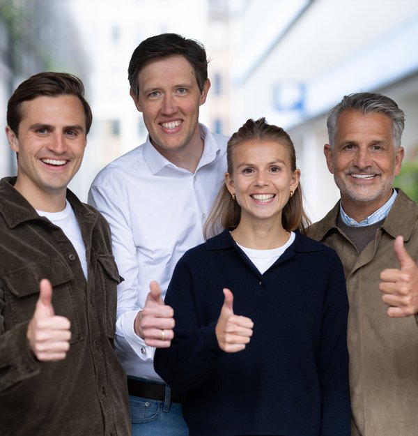 Das Team von Hospitality X mit Daumen-Hoch-Geste