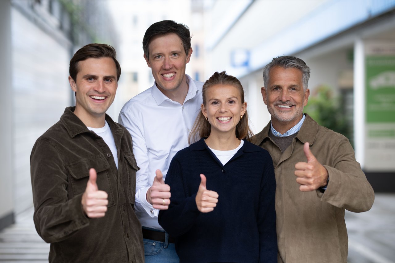 Das Team von Hospitality X mit Daumen-Hoch-Geste